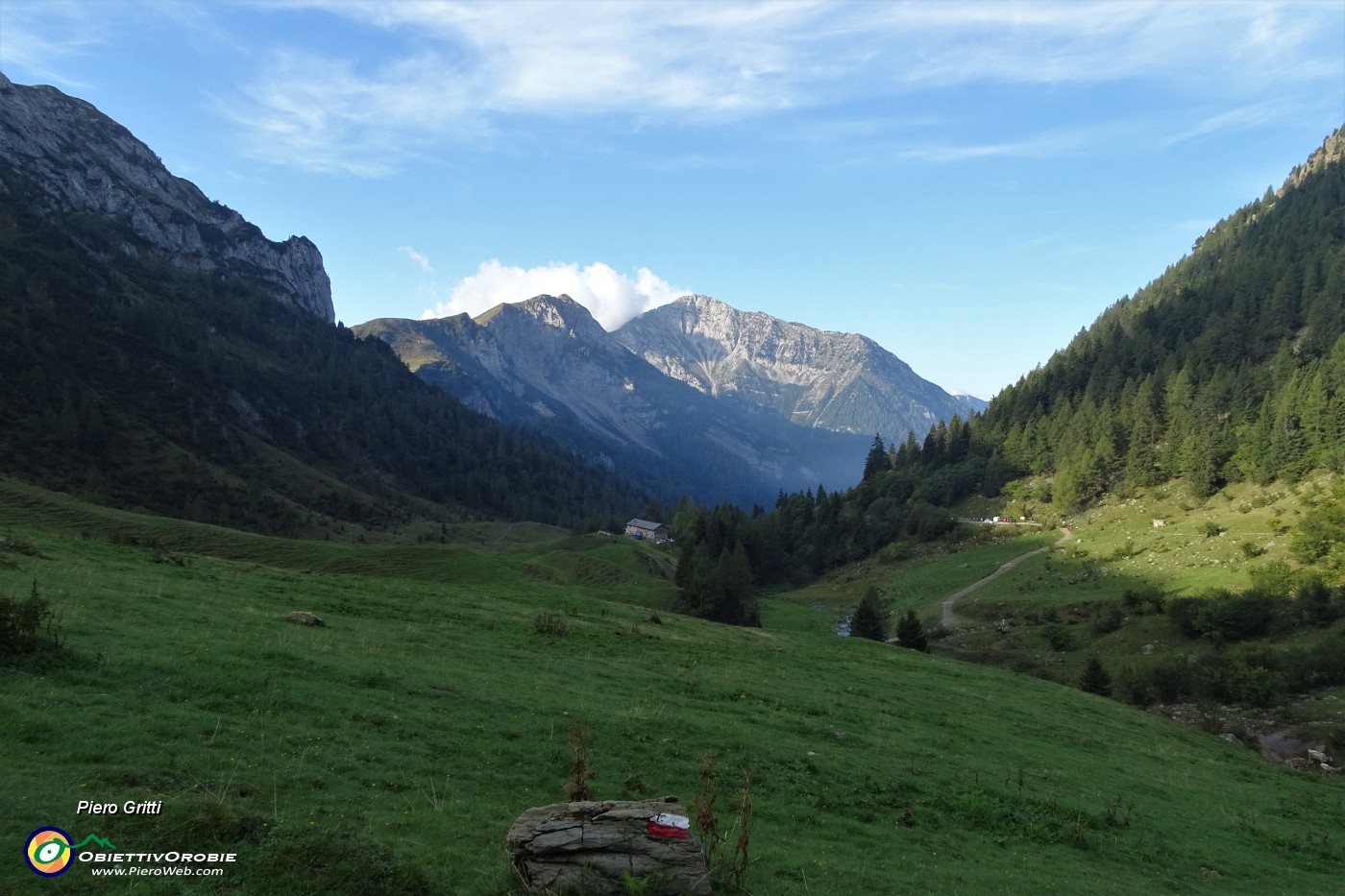 14 Salendo al Passo della Marogella vista sulle Baite di Mezzeno.JPG